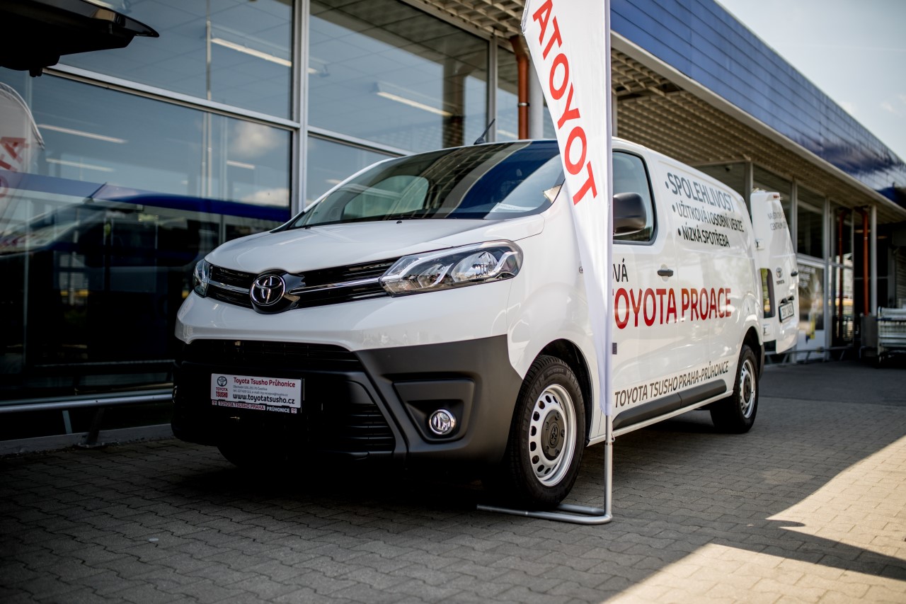 Užitkové vozy Toyota Proace, Hilux a Land Cruiser se představí u obchodních center