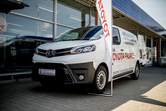 Užitkové vozy Toyota Proace, Hilux a Land Cruiser se představí  u obchodních center