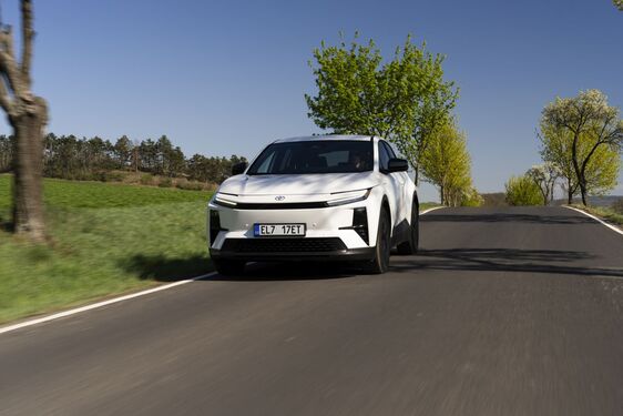 Toyota C-HR + local foto