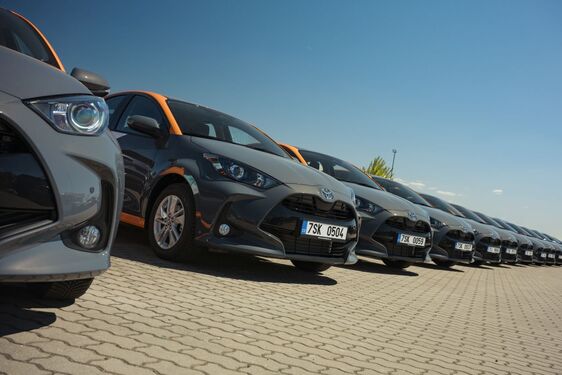 Toyota předala Anytime dalších 180 hybridních Yarisů