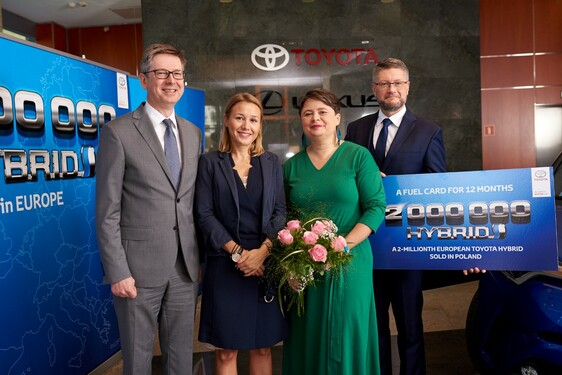 LENGYELORSZÁGBAN TALÁLT GAZDÁRA A KÉTMILLIOMODIK EURÓPAI TOYOTA HIBRID