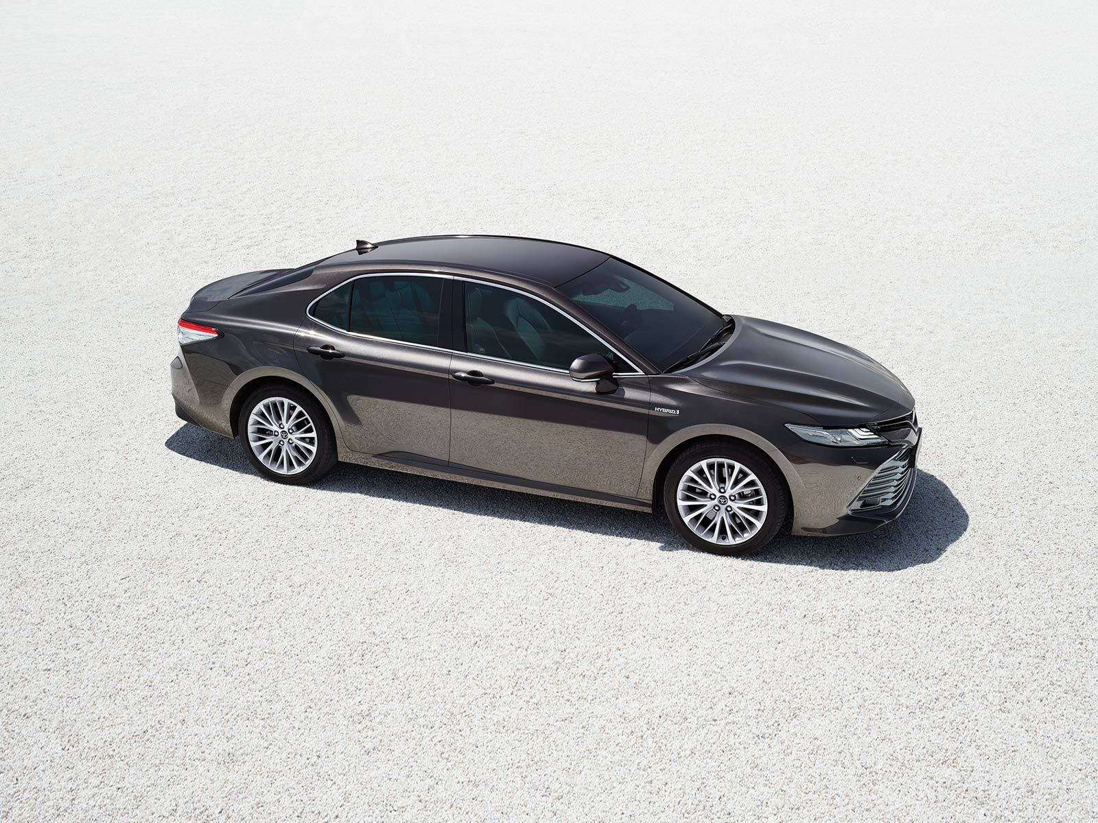 ULTRAHATÉKONY ÖNTÖLTŐ HIBRID RENDSZERREL TÁMAD A VADONATÚJ TOYOTA CAMRY