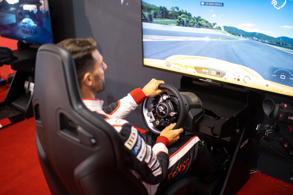 EGYÜTT NÉPSZERŰSÍTI AZ E-MOTORSPORTOT A TOYOTA ÉS A THRUSTMASTER