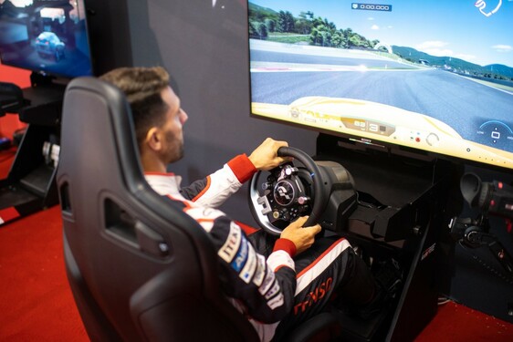 EGYÜTT NÉPSZERŰSÍTI AZ E-MOTORSPORTOT A TOYOTA ÉS A THRUSTMASTER