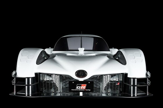  A TOYOTA ELNÖKE TESZTELTE A VÁLLALAT ÚJ EZER LÓERŐS HIBRID HIPERSPORTAUTÓJÁT