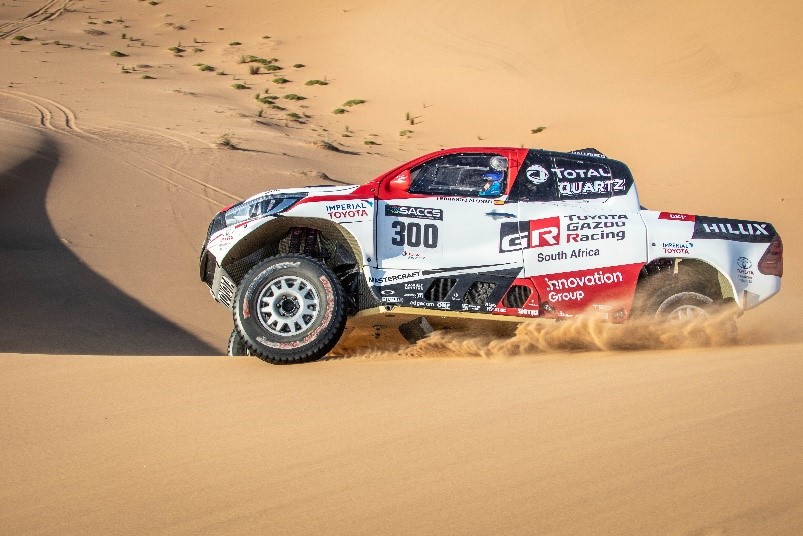  SIKERREL BIRKÓZOTT MEG A NAMIBIAI SIVATAGGAL FERNANDO ALONSO A DAKAR-GYŐZTES TOYOTA HILUX