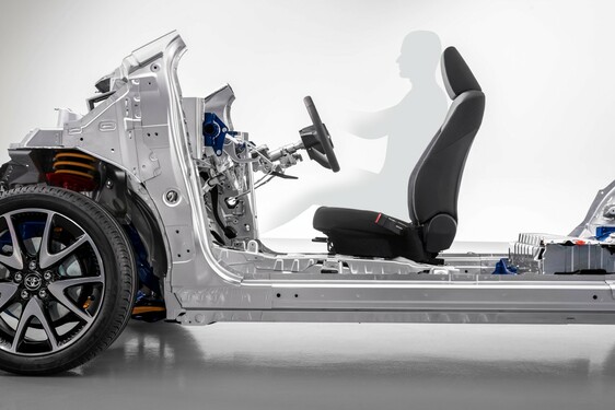 VADONATÚJ GLOBÁLIS KISAUTÓ PADLÓLEMEZT MUTATOTT BE A TOYOTA 