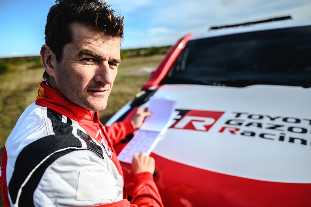 A MOTORKERÉKPÁR KATEGÓRIÁBAN ÖTSZÖRÖS DAKAR-GYŐZTES MARK COMAVAL KÉSZÜL FERNADO ALONSO A VILÁG LEGKEMÉNYEBB TEREPVERSENYÉRE