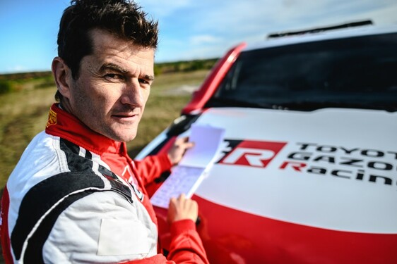 A MOTORKERÉKPÁR KATEGÓRIÁBAN ÖTSZÖRÖS DAKAR-GYŐZTES MARK COMAVAL KÉSZÜL FERNADO ALONSO A VILÁG LEGKEMÉNYEBB TEREPVERSENYÉRE