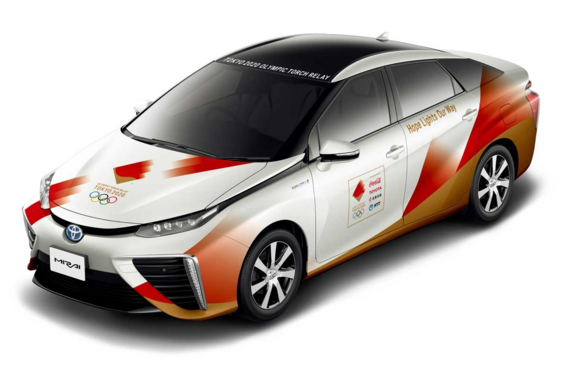 KÖRNYEZETBARÁT TOYOTÁK KÍSÉRIK KÖRBE JAPÁBAN AZ OLIMPIAI LÁNGOT