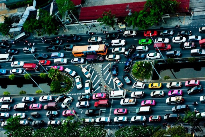 A TOYOTA A HELYI KÖZÖSSÉGI, A TUDOMÁNYOS ÉS A MAGÁNSZEKTORRAL KARÖLTVE CSILLAPÍTANÁ BANGKOK AUTÓS FORGALMÁT