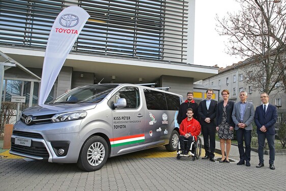 KISS PÉTER PARAKAJAK VERSENYZŐT IS TÁMOGATJA A TOYOTA