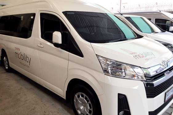 ÖSSZEKAPCSOLT, FERTŐTLENÍTETT AUTÓKKAL SEGÍTI A KORONAVÍRUS ELLENI VÉDEKEZÉST THAIFÖLDÖN A TOYOTA