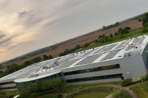 NAPELEMMEL ÉS SZÉLTURBINÁVAL ZÖLDÜL A TOYOTA EURÓPAI KÖZPONTJA