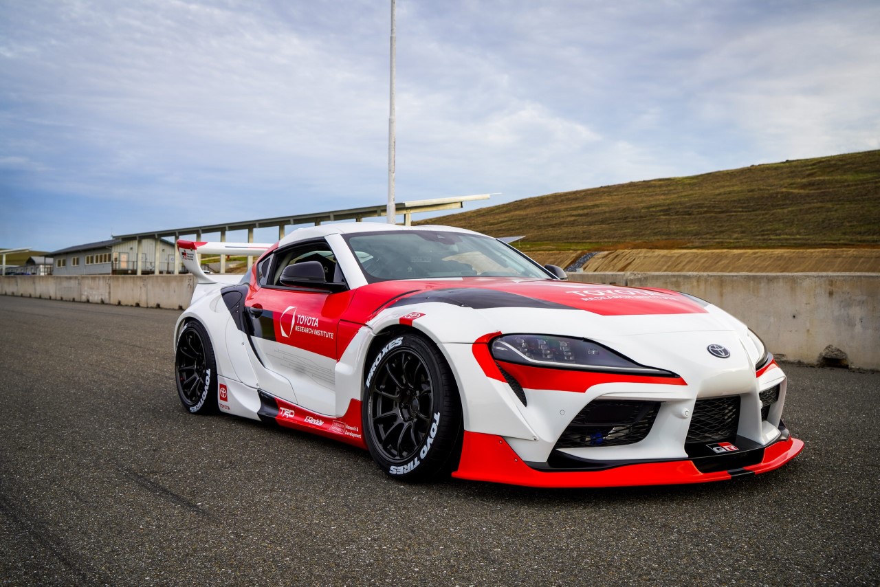 Itt az önvezető driftelésre képes Toyota GR Supra