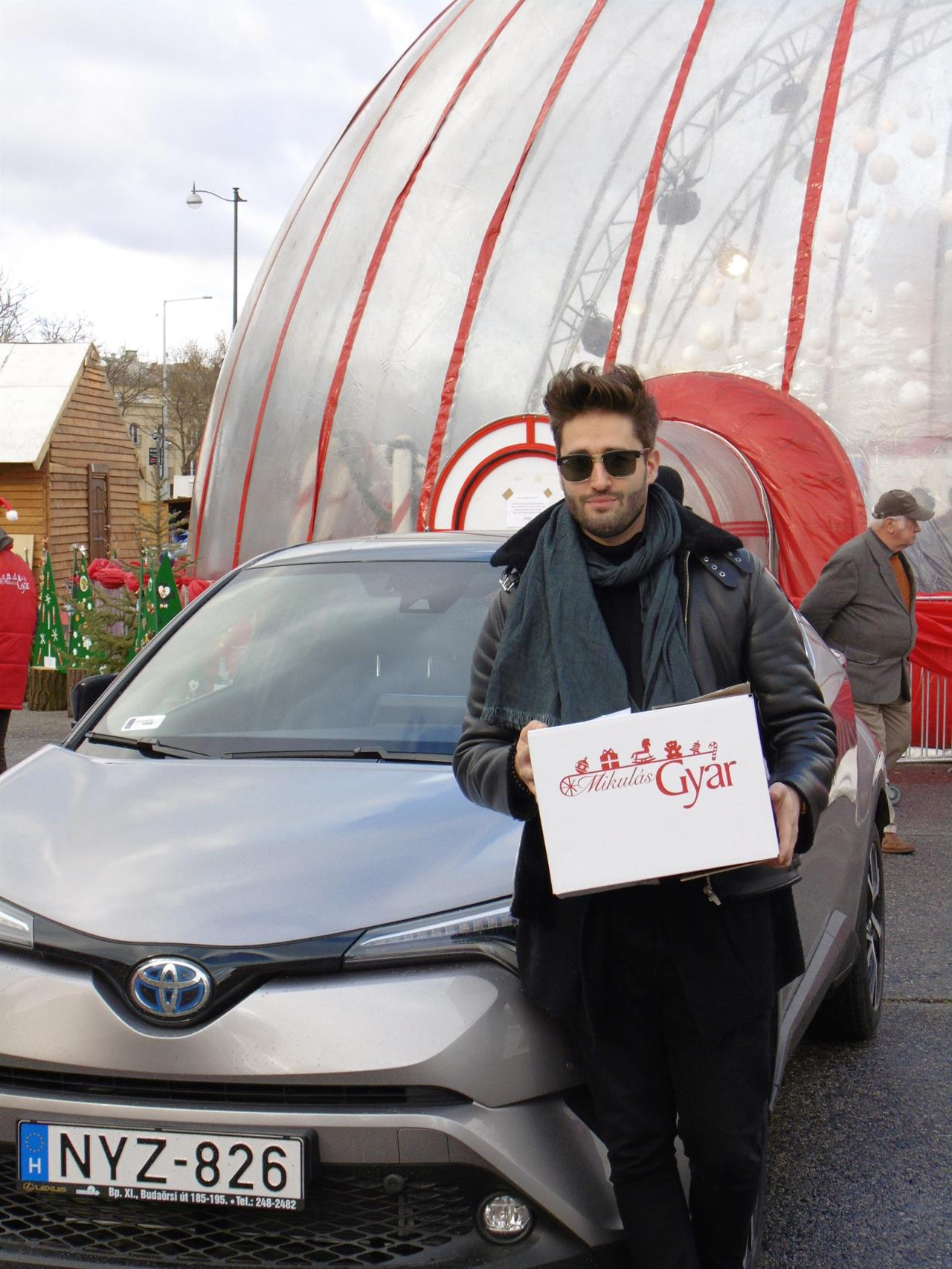 KIRÁLY VIKTOR ELSŐ ÚTJA A TOYOTA C-HR-REL A MIKULÁSGYÁRBA VEZETETT