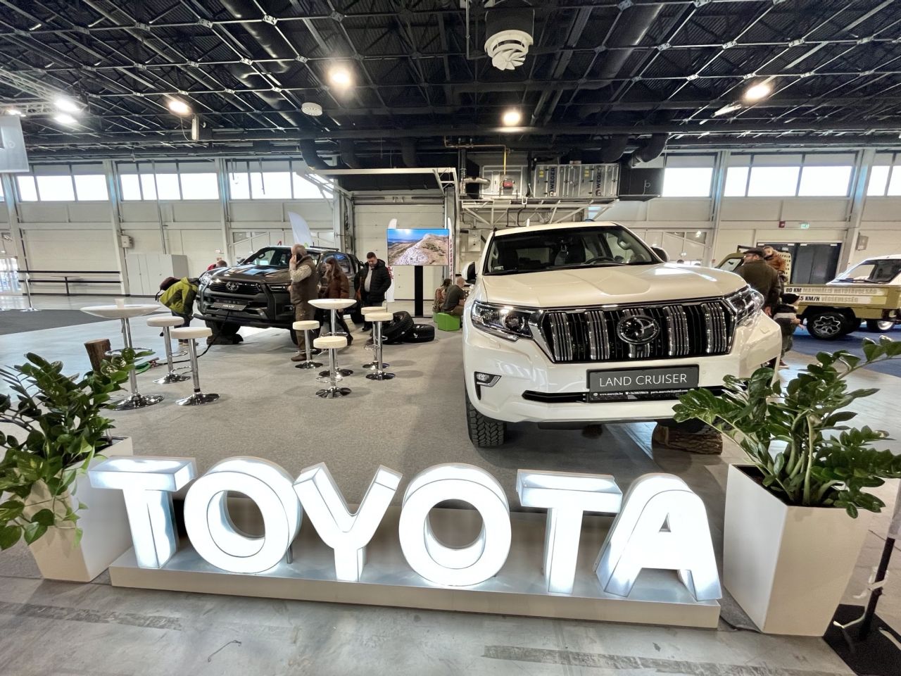 Bárki megrendelheti a Toyota márkakereskedésekben a most hétvégén a FeHoVa-n kiállított Hilux és Land Cruiser garanciális átalakításokat