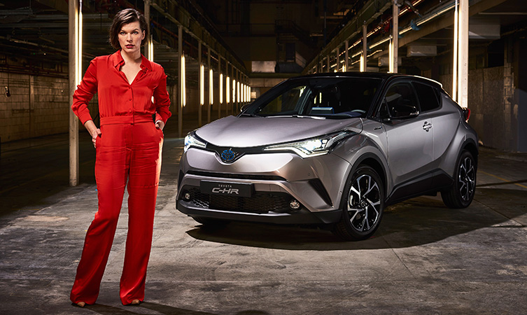 INTERAKTÍV, MAGÁVAL RAGADÓ PRODUKCIÓ, AZ ’ÁRAMLÓ ÉJSZAKA’ SZTÁRJA VOLT MILLA JOVOVICH ÉS A TOYOTA C-HR