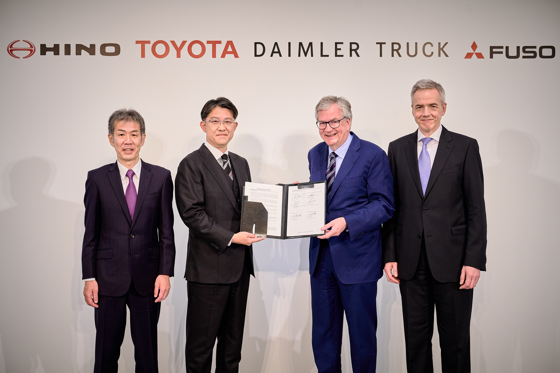  Egyesül a Toyota csoport busz és teherautógyártóvállalata, a Hino, és a Daimler Truck tulajdonában lévő busz és teherautógyártó Mitsubishi Fuso