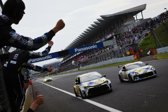 Másfél év alatt olyan folyékony hidrogénnel hajtott versenyautót fejlesztett a Toyota, amely sikerrel célba ért egy rangos 24 órás versenyen