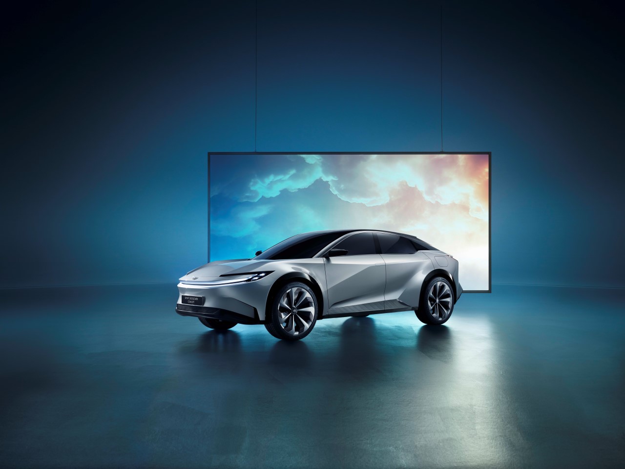 Sportos akkumulátoros elektromos SUV-ot mutat be hamarosan Európában a Toyota