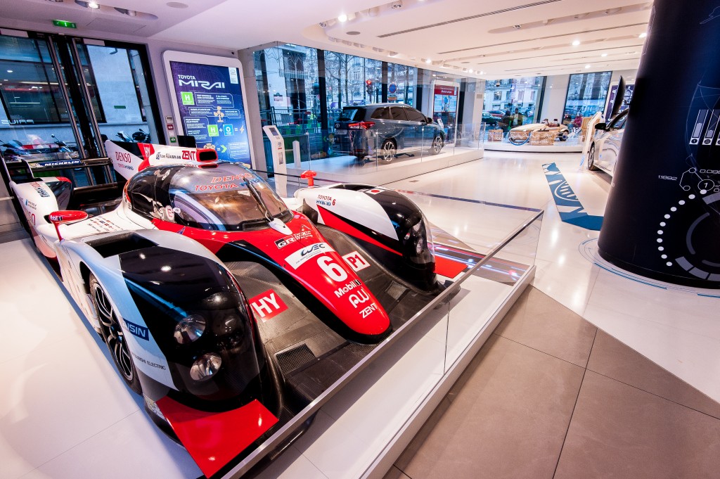 TOYOTA TANULMÁNYAUTÓKAT LÁTHAT A NAGYKÖZÖNSÉG PÁRIZSBAN