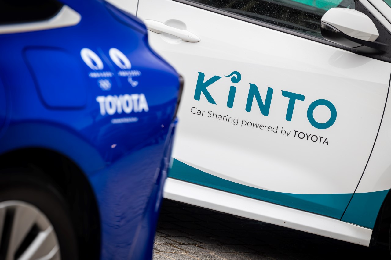 Elkezdődött a vadonatúj Toyota járműflotta leszállítása a párizsi olimpiai és paralimpiai játékokra