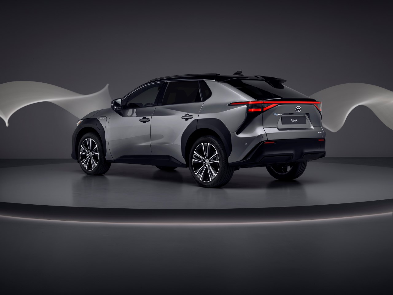 Egészen egyedit kínál a bZ4X az akkumulátoros elektromos SUV-ok piacán