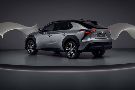 Egészen egyedit kínál a bZ4X az akkumulátoros elektromos SUV-ok piacán