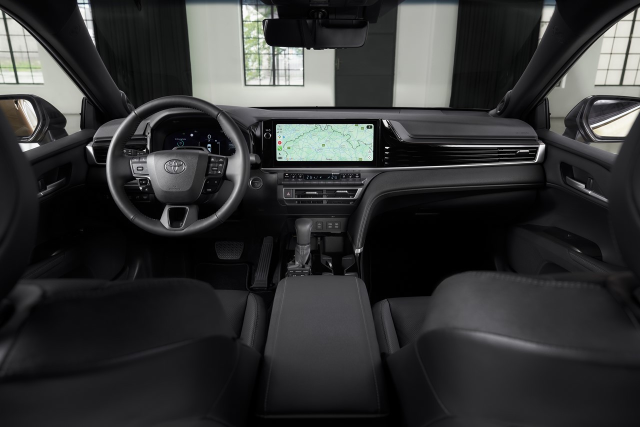 Nowa Toyota Camry. Komfortowa limuzyna z wydajną hybrydą piątej generacji