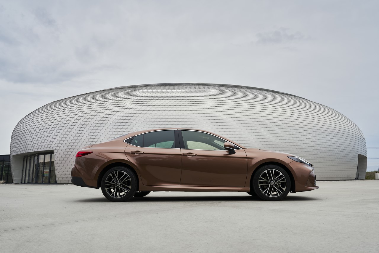 Nowa Toyota Camry. Komfortowa limuzyna z wydajną hybrydą piątej generacji