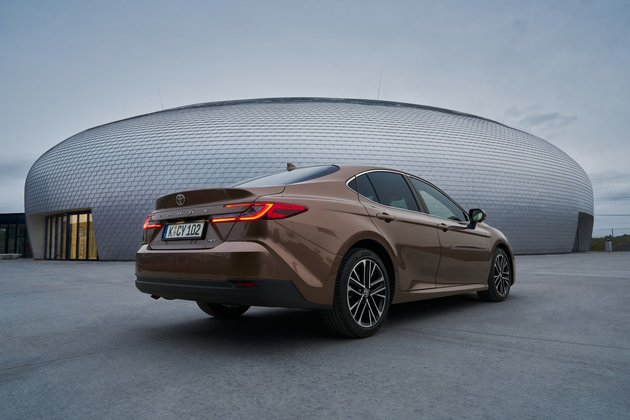 Megérkezett a vadonatúj Toyota Camry: már a hazai márkakereskedésekben az ikonikus szedán legújabb generációja