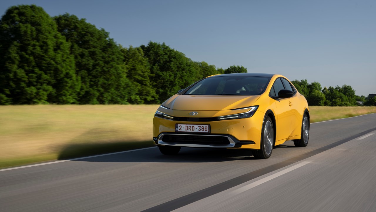 Kibővült kényelmi funkciókkal és még továbbfejlesztett rendszerekkel újul meg a Toyota Prius 2025-ben 