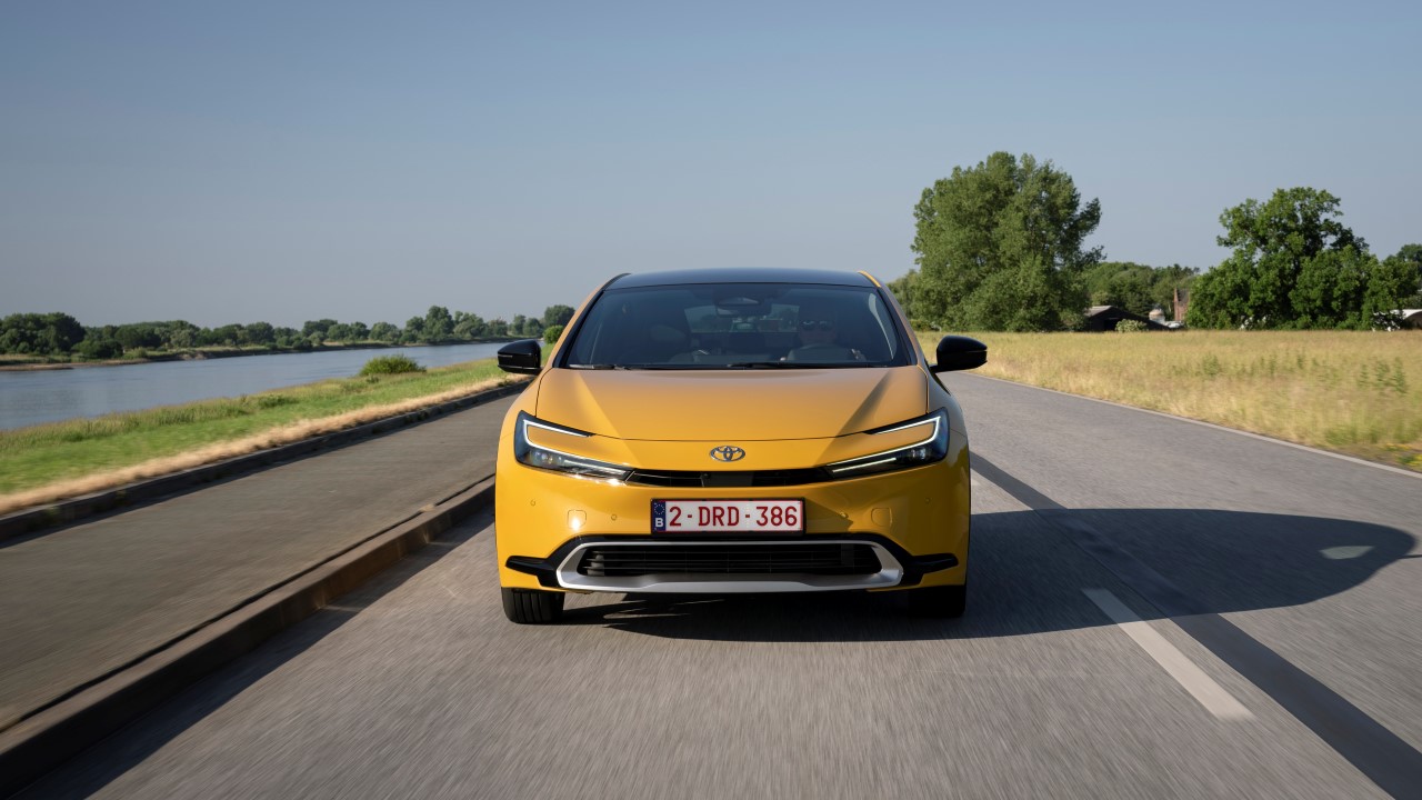 Kibővült kényelmi funkciókkal és még továbbfejlesztett rendszerekkel újul meg a Toyota Prius 2025-ben 