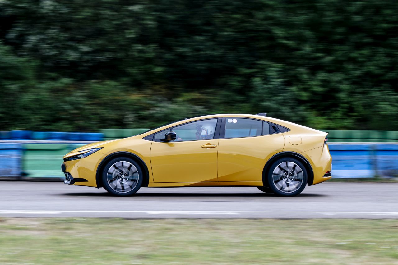  Kibővült kényelmi funkciókkal és még továbbfejlesztett rendszerekkel újul meg a Toyota Prius 2025-ben 