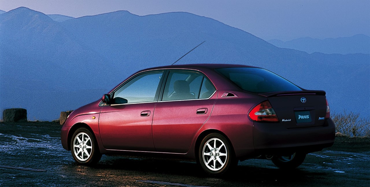 60 év elektrifikációs fejlesztéseit ünnepli a Toyota a Toyota a párizsi Rétromobile kiállításon