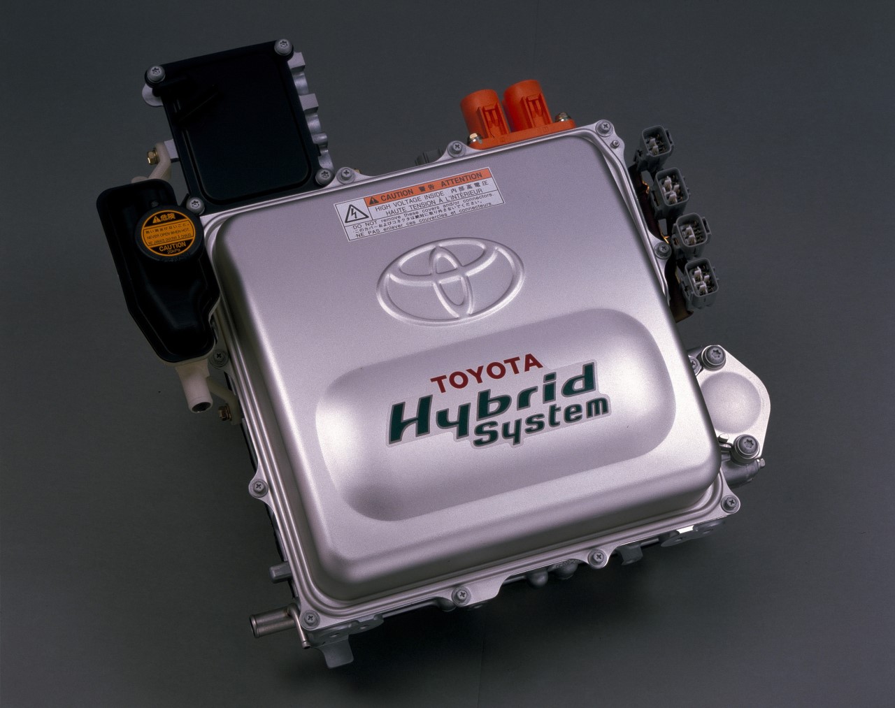 60 év elektrifikációs fejlesztéseit ünnepli a Toyota a Toyota a párizsi Rétromobile kiállításon