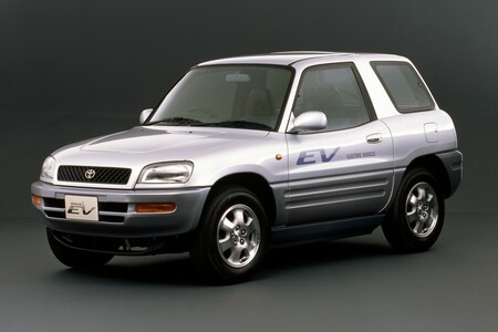 60 év elektrifikációs fejlesztéseit ünnepli a Toyota a Toyota a párizsi Rétromobile kiállításon