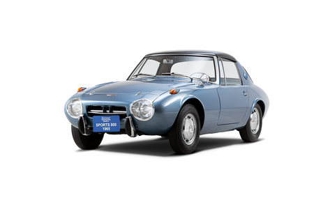 60 év elektrifikációs fejlesztéseit ünnepli a Toyota a Toyota a párizsi Rétromobile kiállításon