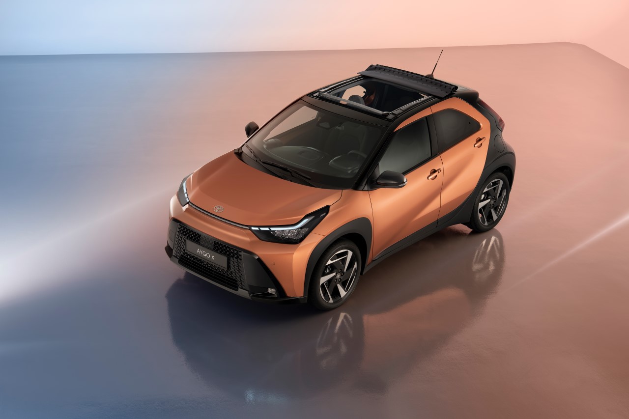 A világ jelenleg elérhető legfejlettebb, ötödik generációs öntöltő hibrid elektromos meghajtásával újul meg a trendi Toyota Aygo X