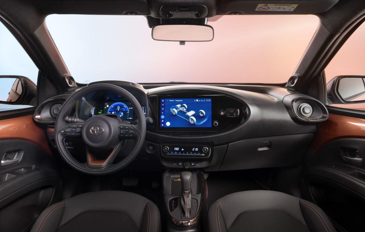 A világ jelenleg elérhető legfejlettebb, ötödik generációs öntöltő hibrid elektromos meghajtásával újul meg a trendi Toyota Aygo X