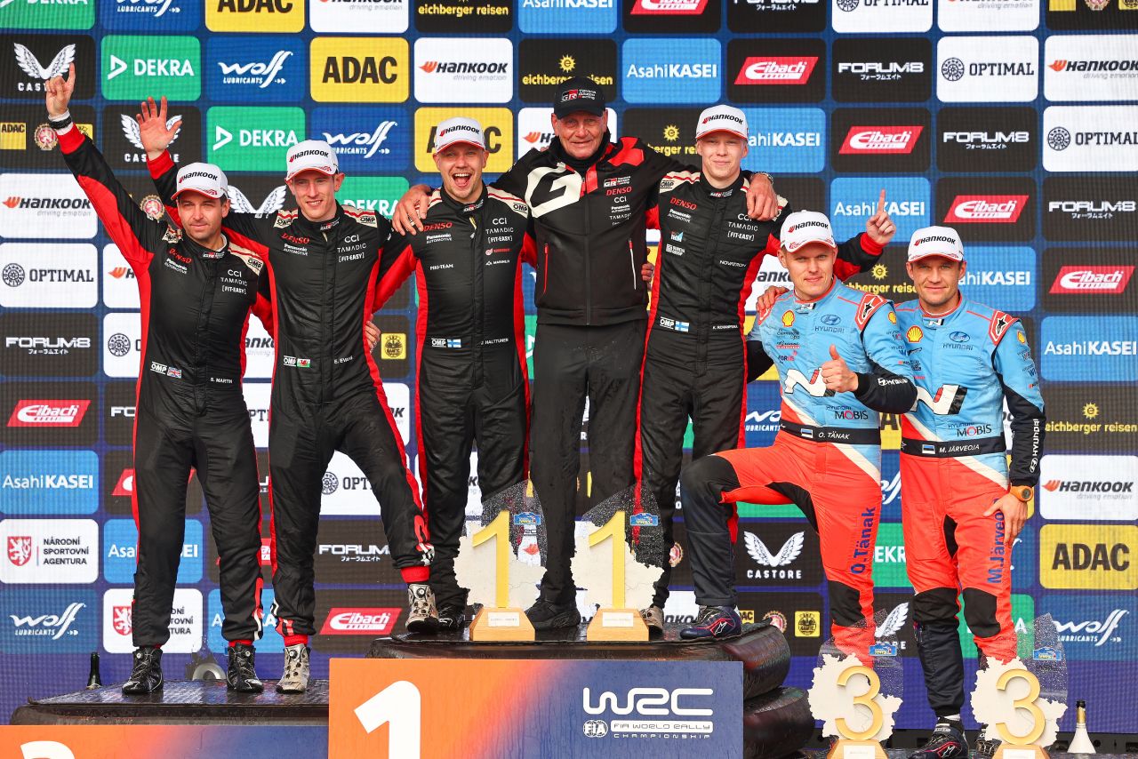 Két futammal a szezon vége előtt megszerezte a gyártói rally világbajnoki címet a Toyota 