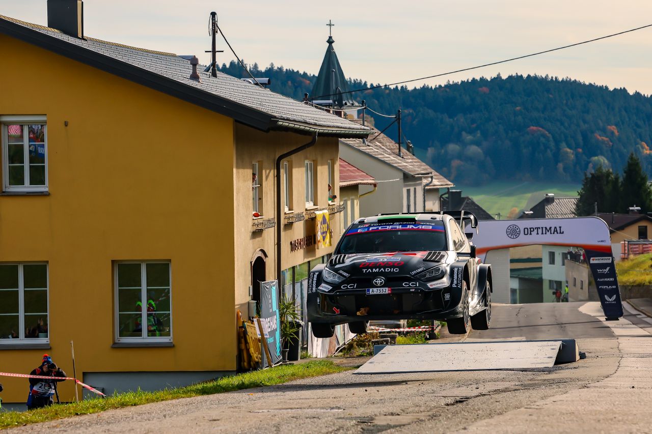 Két futammal a szezon vége előtt megszerezte a gyártói rally világbajnoki címet a Toyota 