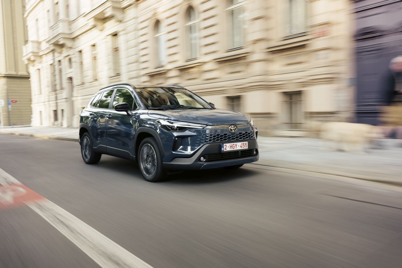 A teljes piacon is átvette a piacvezető pozíciót a magyarországi újautóeladásokban a Toyota 