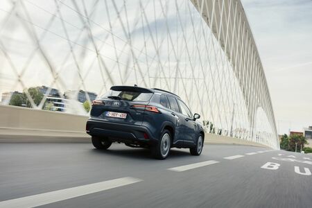 A teljes piacon is átvette a piacvezető pozíciót a magyarországi újautóeladásokban a Toyota 