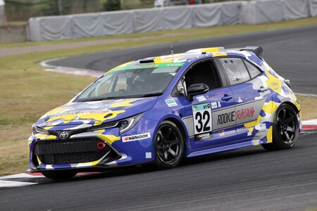 A Toyota növeli a hidrogénhajtás hatékonyságát – intenzív fejlesztéseket hajtottak végre a szupravezetés technológiája terén és sikeres teszteket végeztek a GR Corolla versenyautóval