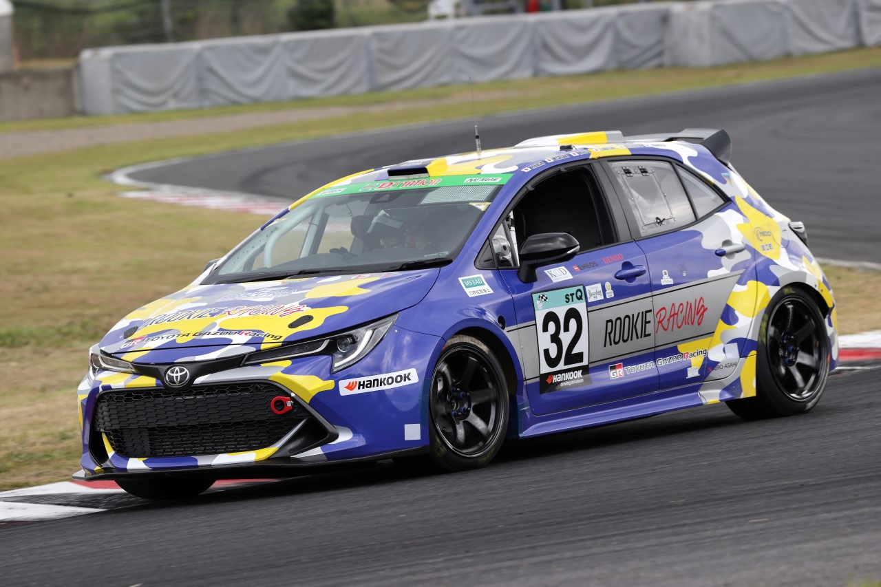 A Toyota növeli a hidrogénhajtás hatékonyságát – intenzív fejlesztéseket hajtottak végre a szupravezetés technológiája terén és sikeres teszteket végeztek a GR Corolla versenyautóval