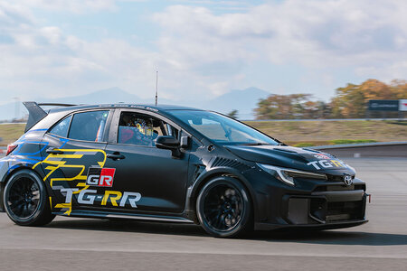 A Toyota növeli a hidrogénhajtás hatékonyságát – intenzív fejlesztéseket hajtottak végre a szupravezetés technológiája terén és sikeres teszteket végeztek a GR Corolla versenyautóval