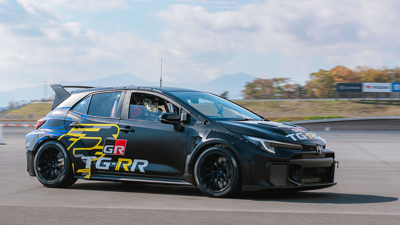 A Toyota növeli a hidrogénhajtás hatékonyságát – intenzív fejlesztéseket hajtottak végre a szupravezetés technológiája terén és sikeres teszteket végeztek a GR Corolla versenyautóval