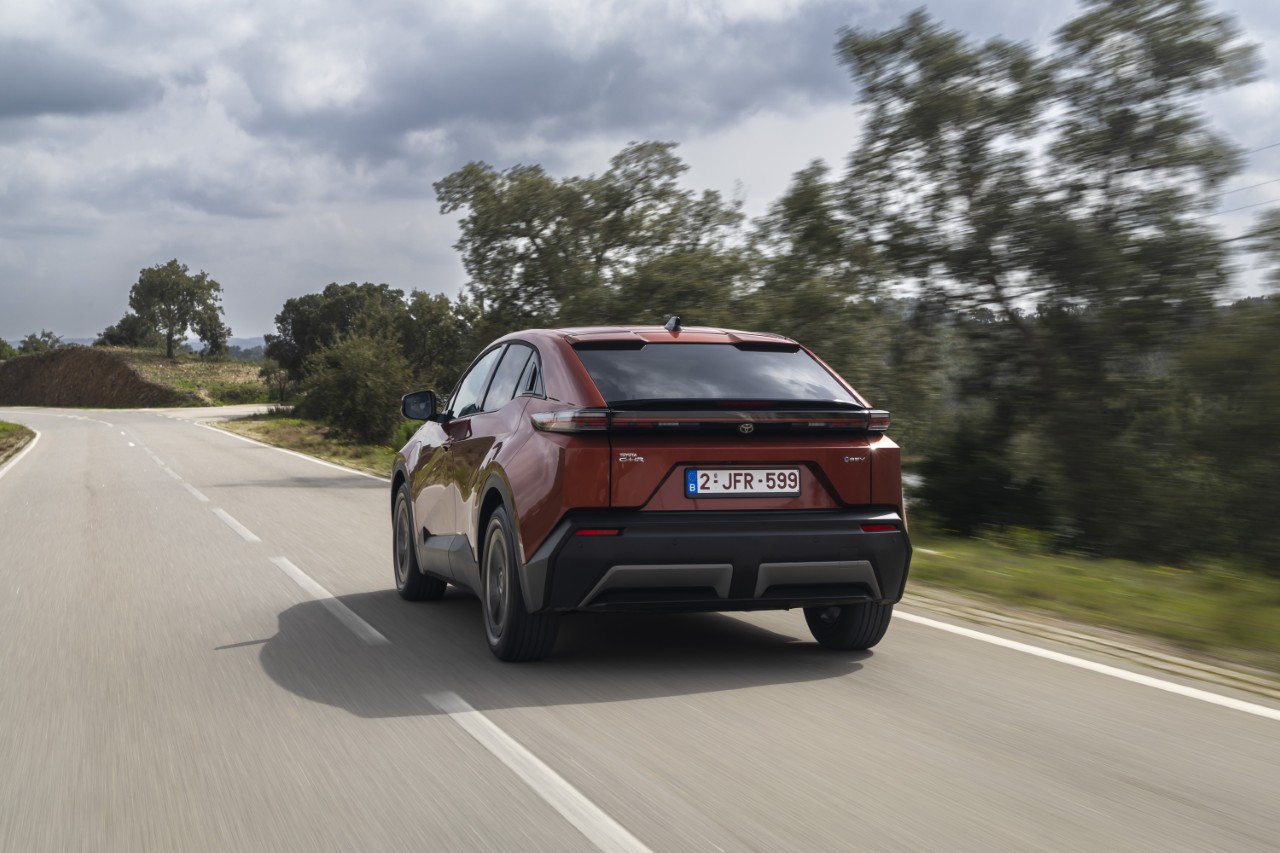 Elektromos erő, precíz irányíthatóság: így vezet a Toyota C-HR+